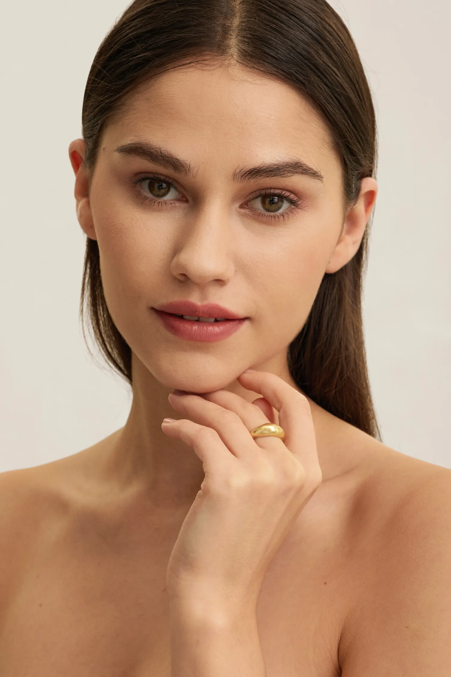 Shop Les Soeurs Ring Gioia Hammered Dome Gold