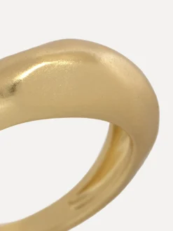 Shop Les Soeurs Ring Gioia Hammered Dome Gold
